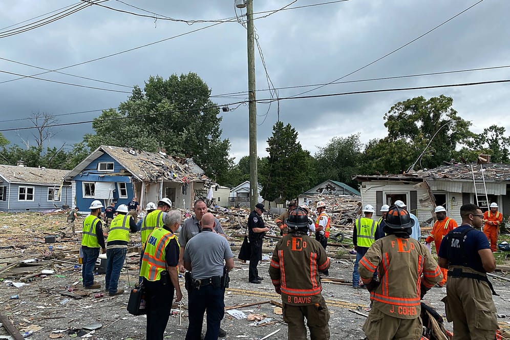 Feuerwehrleute stehen an der Unglücksstelle: Bei einer Explosion in Indiana sollen drei Menschen ums Leben gekommen sein.