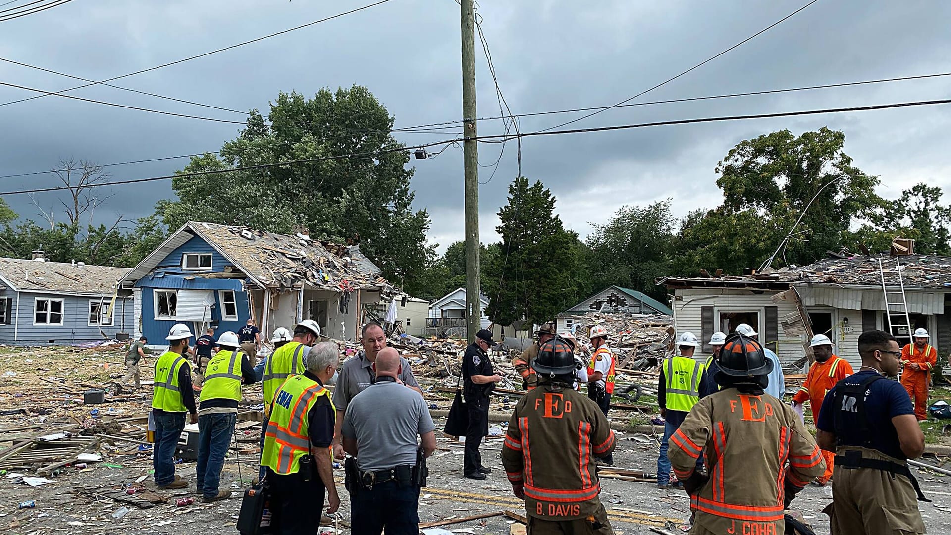 Feuerwehrleute stehen an der Unglücksstelle: Bei einer Explosion in Indiana sollen drei Menschen ums Leben gekommen sein. Feuerwehrleute stehen an der Unglücksstelle: Bei einer Explosion in Indiana sollen drei Menschen ums Leben gekommen sein.