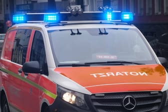 Notarzt (Symbolbild): Ein Mann starb in Schwabach, nachdem er mit seinem Auto von der Straße abkam.