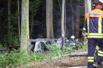 Das Auto brannte komplett aus: Der Feuerwehr-Nachwuchs hatte die Insassen zuvor gerade noch herausholen können.