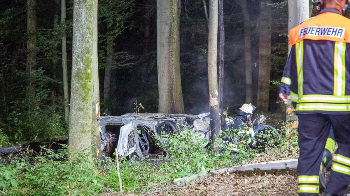 Das Auto brannte komplett aus: Der Feuerwehr-Nachwuchs hatte die Insassen zuvor gerade noch herausholen können.