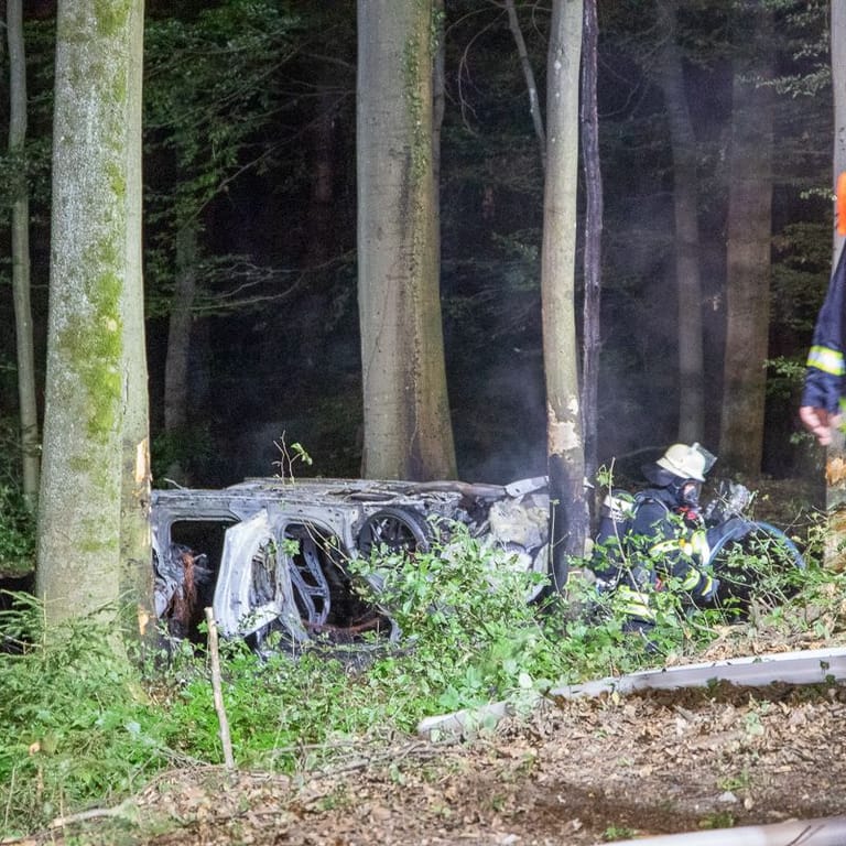 Das Auto brannte komplett aus: Der Feuerwehr-Nachwuchs hatte die Insassen zuvor gerade noch herausholen können.