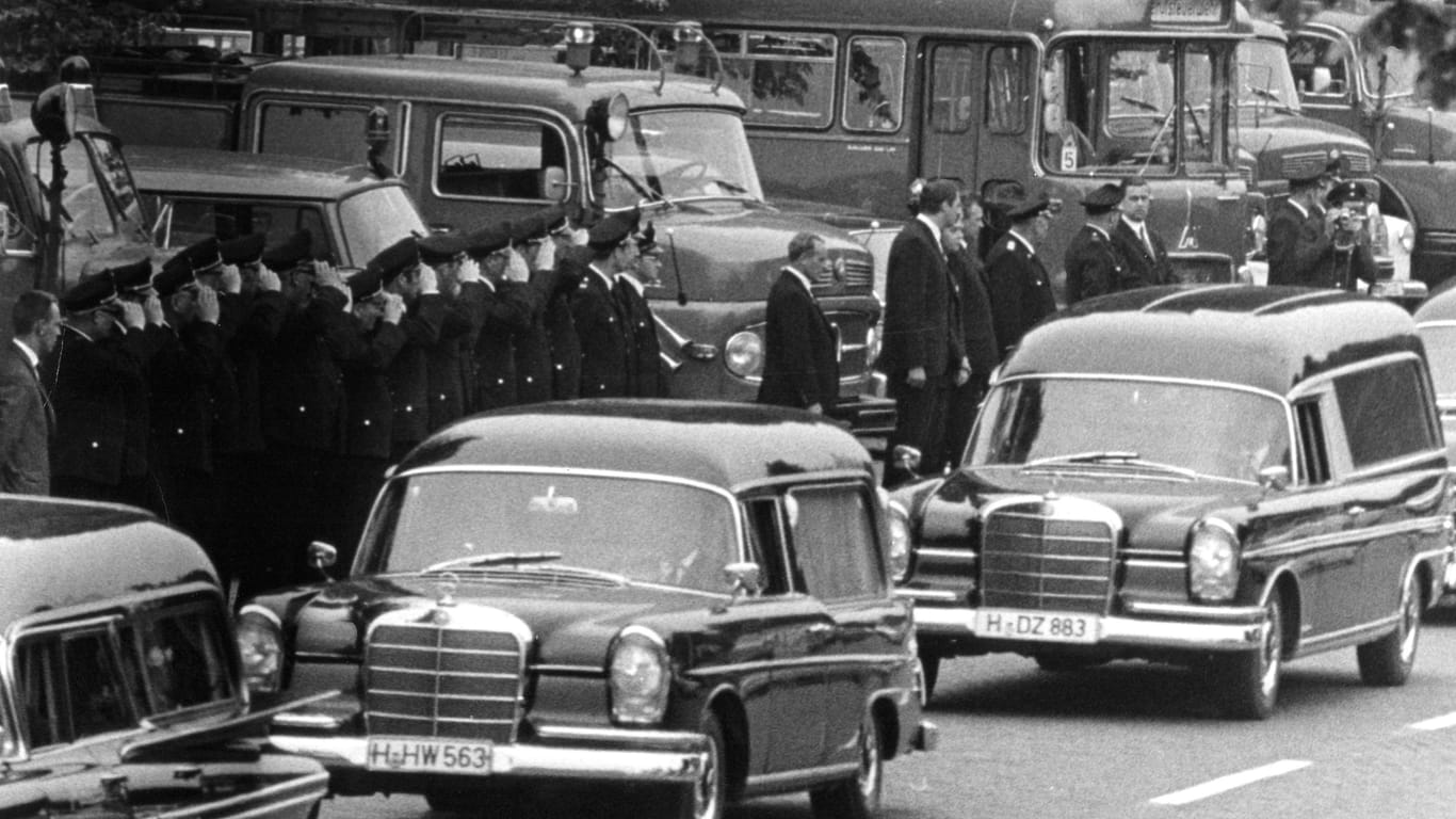 Abordnungen aller deutschen Feuerwehren erweisen am Rand des Trauerzuges am 26.06.1969 ihren toten Kameraden die letzte Ehre.