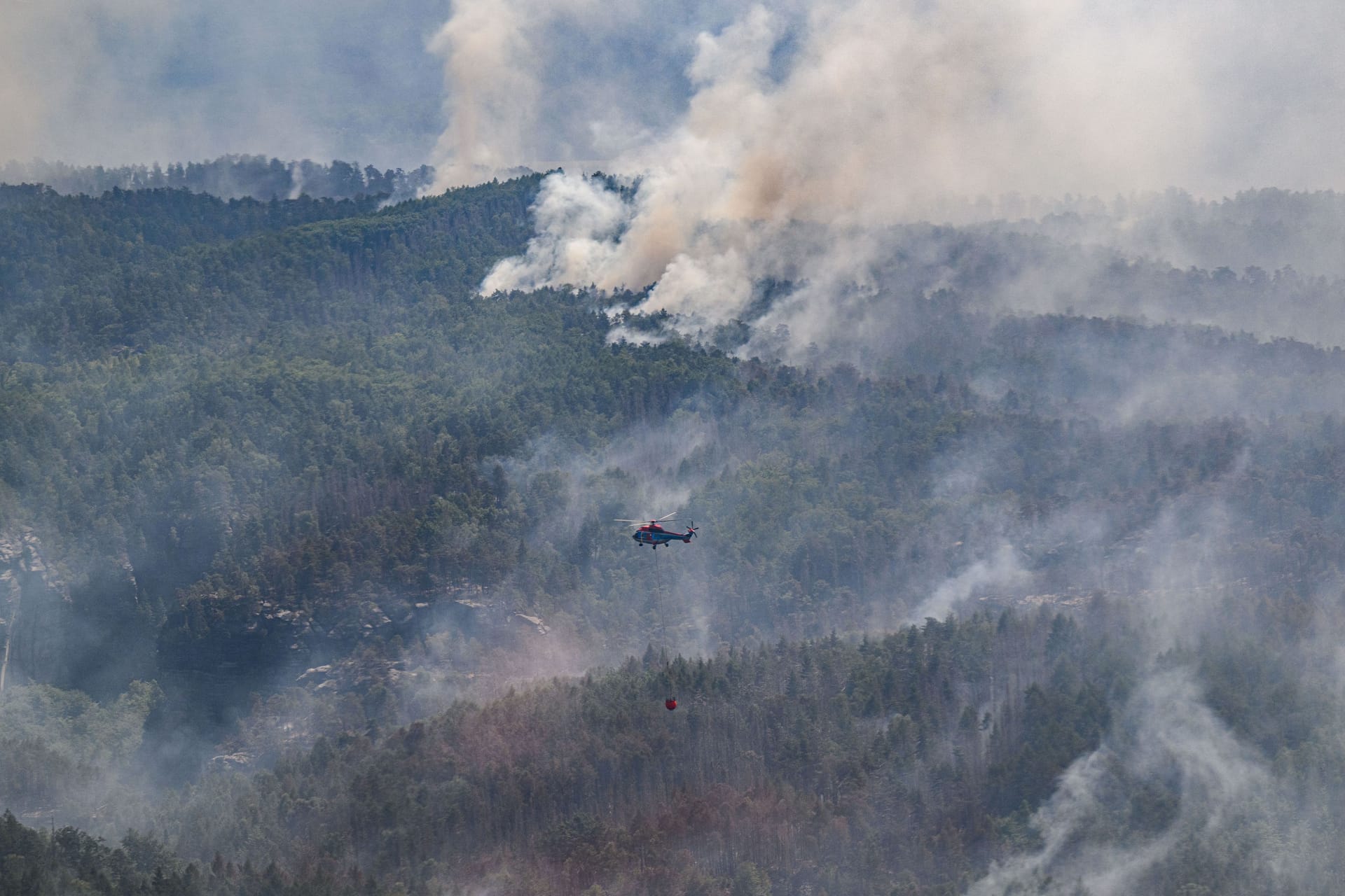 Löschhubschrauber in der Sächsischen Schweiz: Die Feuerwehr kämpft weiter gegen die Waldbrände.