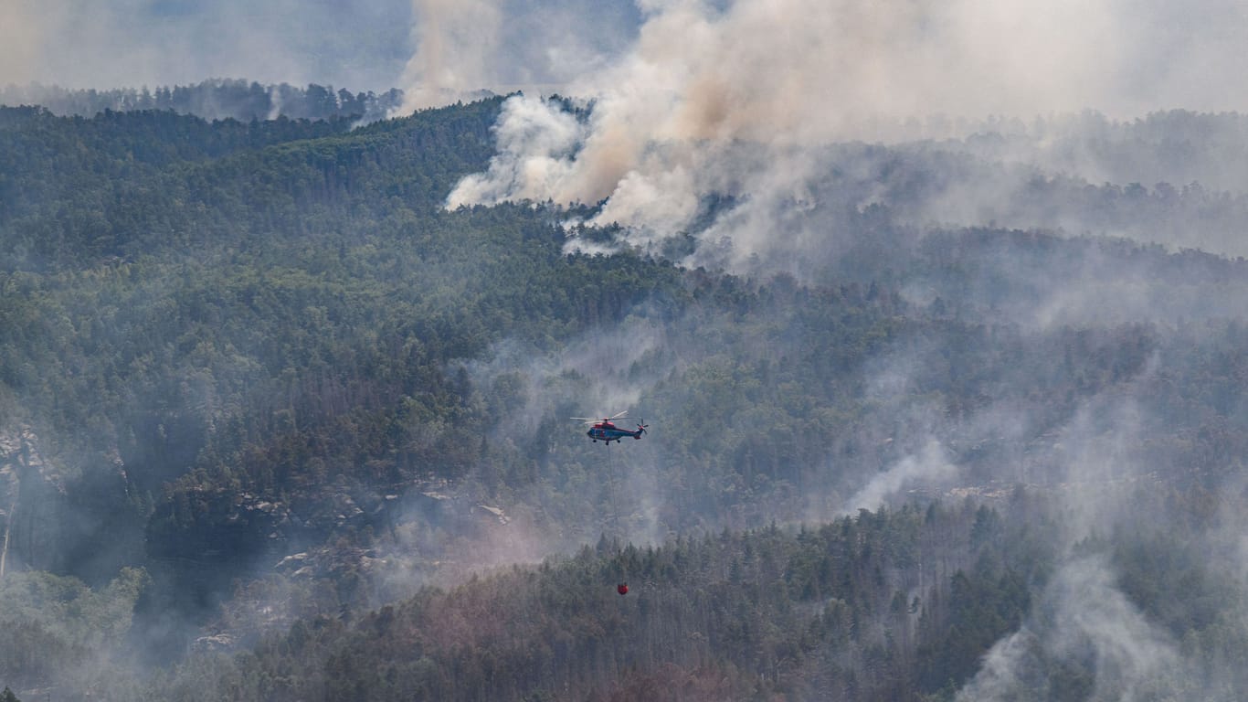 Löschhubschrauber in der Sächsischen Schweiz: Die Feuerwehr kämpft weiter gegen die Waldbrände.