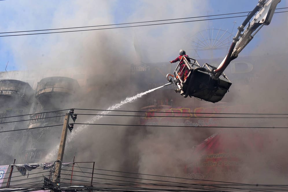 Einsatzkräfte löschen einen Brand in einem Nachtklub in Bangkok (Archiv): In der Nachbarprovinz Chonburi sind bei einem Feuer in der Nacht zum Freitag 13 Menschen ums Leben gekommen.