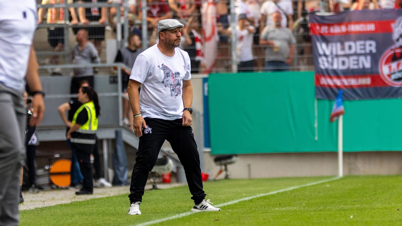 Trainer Steffen Baumgart an der Seitenlinie: Der Coach des 1. FC Köln dürfte mit der Leistung seiner Mannschaft nicht zufrieden gewesen sein.