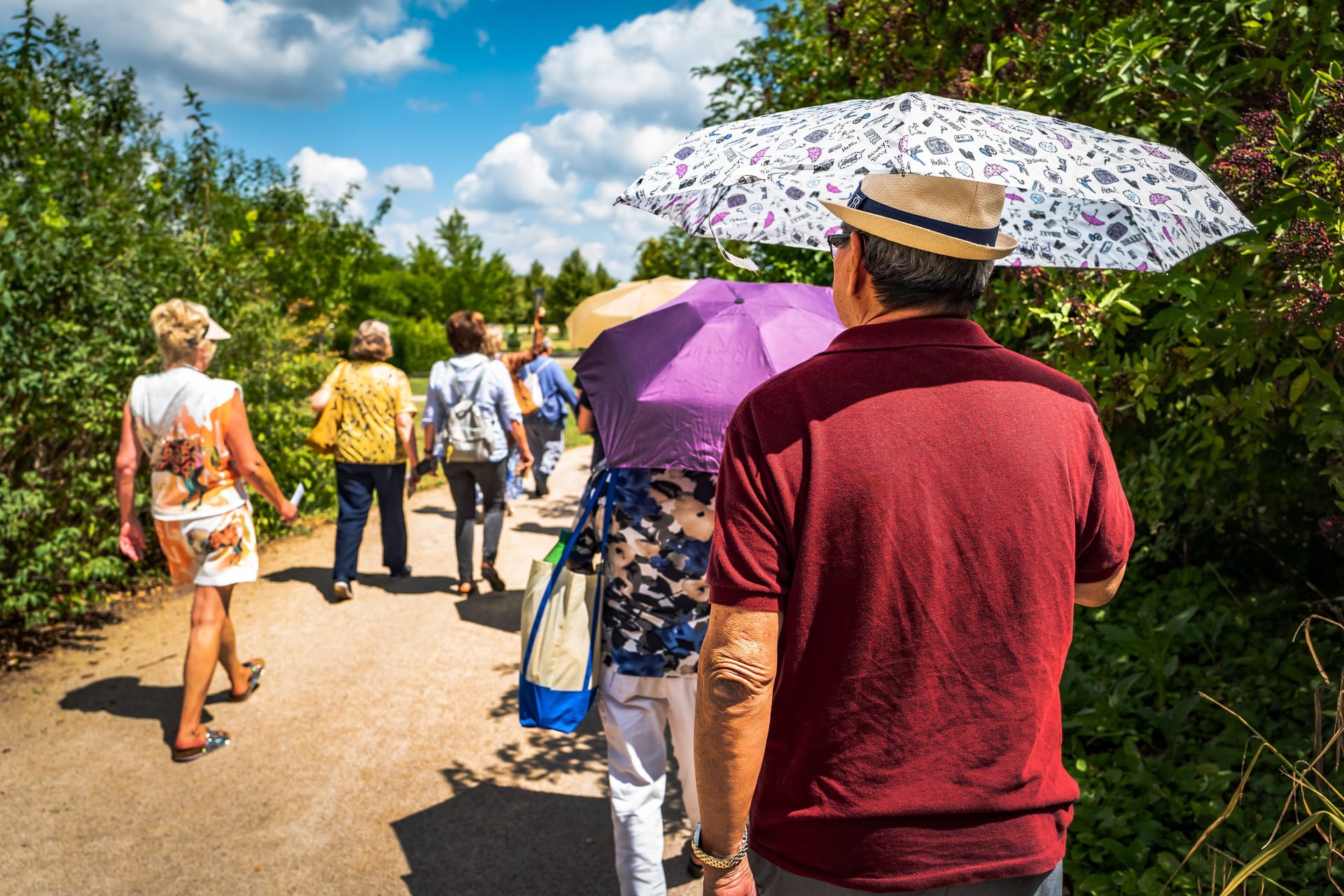 Besucher des Schloss Chambord an der Loire schützen sich vor der heißen Juli-Sonne: Gerade für Seniorinnen und Senioren sowie Kleinkinder kann Hitze schnell gefährlich werden.