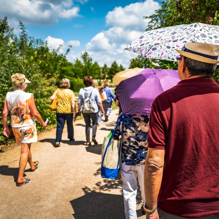 Besucher des Schloss Chambord an der Loire schützen sich vor der heißen Juli-Sonne: Gerade für Seniorinnen und Senioren sowie Kleinkinder kann Hitze schnell gefährlich werden.