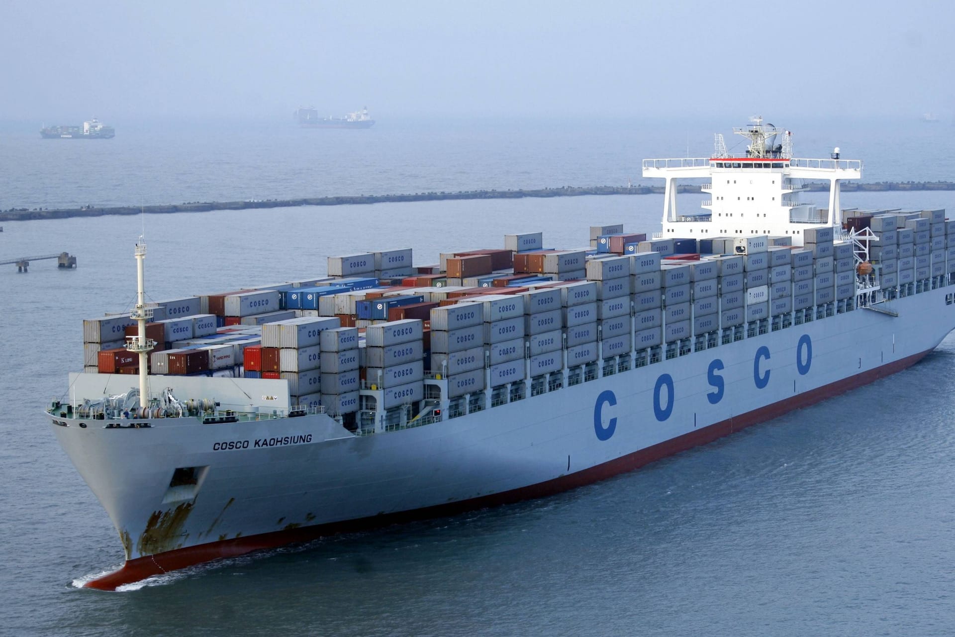 Ein Containerschiff in den Gewässern Taiwans: Der Schiffsverkehr gerät durch die chinesischen Militärmanöver durcheinander. Ein Containerschiff in den Gewässern Taiwans: Der Schiffsverkehr gerät durch die chinesischen Militärmanöver durcheinander.