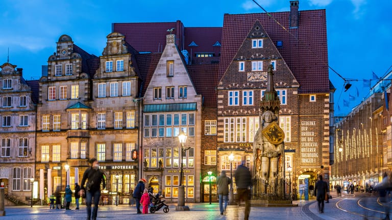 Marktplatz in Bremen. Der Plan des Senats sieht unter anderem vor, touristische Gebäude nachts im Dunkeln zu lassen.