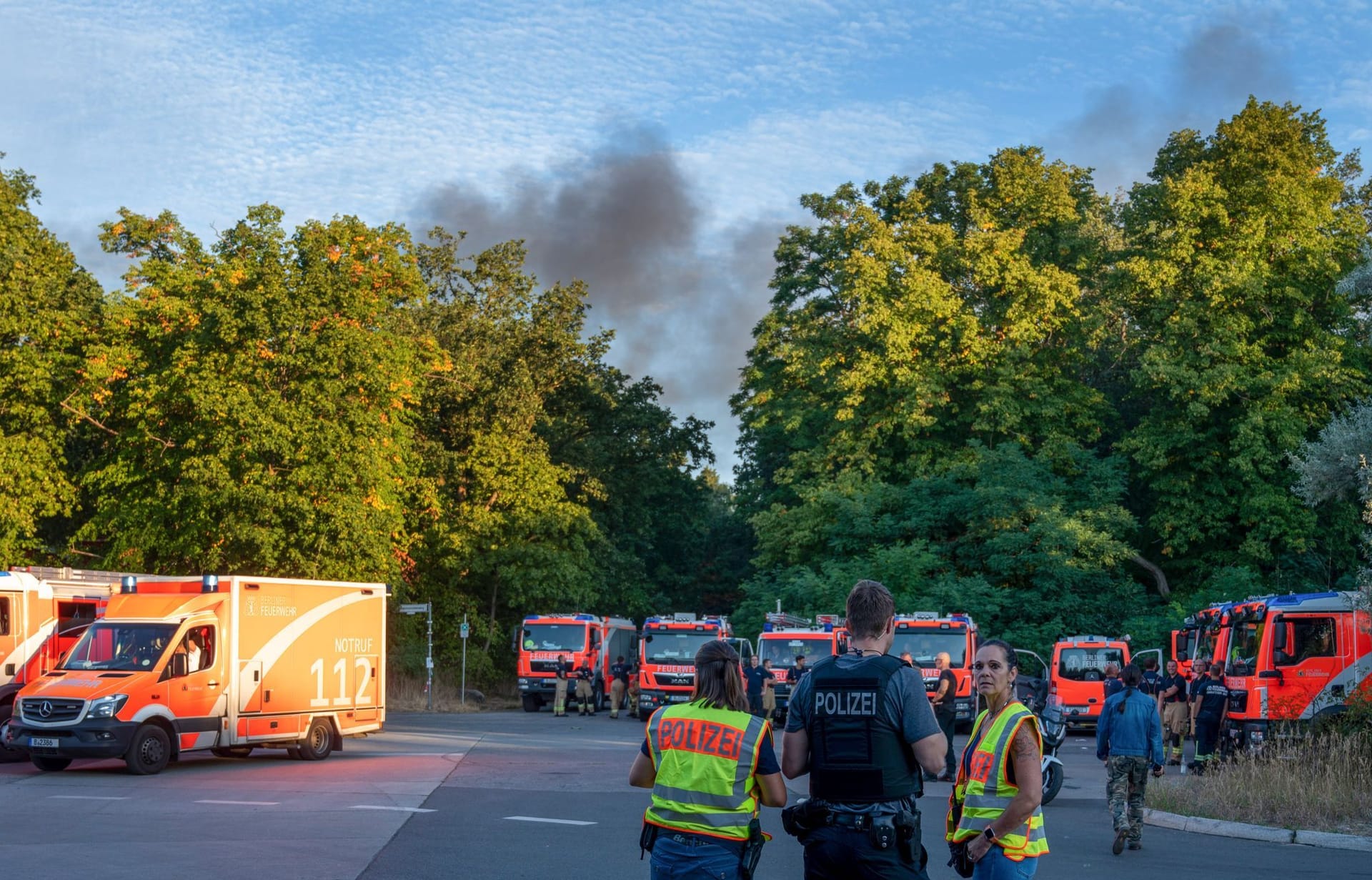 Polizei und Feuerwehr am Kronprinzessinnenweg in Berlin: Am Donnerstagmorgen ist im Grunewald ein Feuer ausgebrochen.