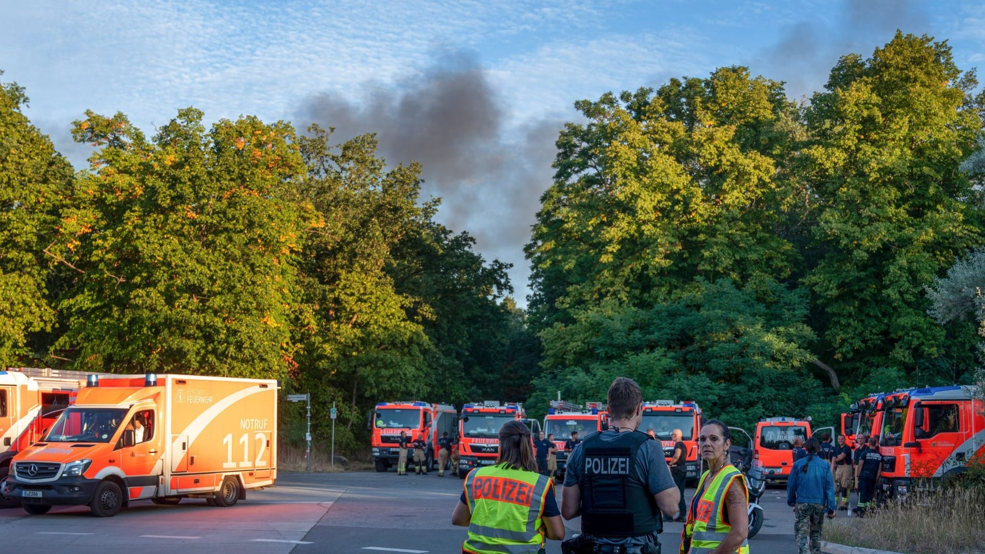 Polizei und Feuerwehr am Kronprinzessinnenweg in Berlin: Am Donnerstagmorgen ist im Grunewald ein Feuer ausgebrochen.