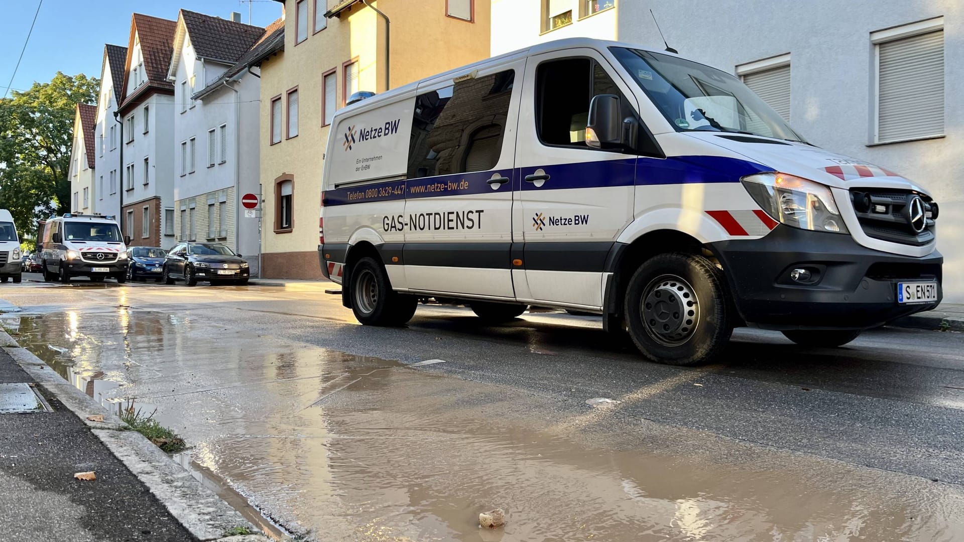Wasserrohrbruch in Stuttgart-Obertürkheim: Der Energieversorger stellte schnell das Wasser ab. Wasserrohrbruch in Stuttgart-Obertürkheim: Der Energieversorger stellte schnell das Wasser ab.