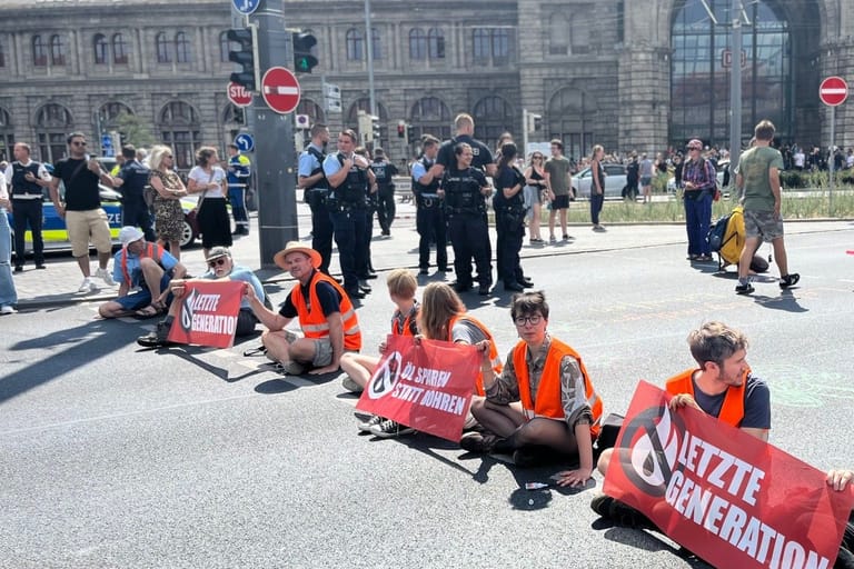 Klimaaktivisten kleben auf der Straße: Ein Großaufgebot an Einsatzkräften war im Einsatz.
