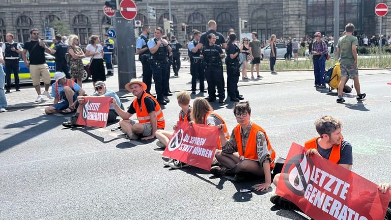 Klimaaktivisten kleben auf der Straße: Ein Großaufgebot an Einsatzkräften war im Einsatz.