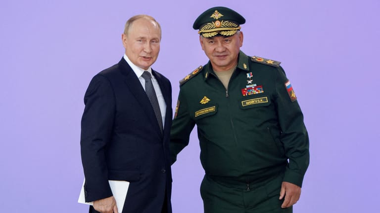 Hoher Besuch bei einem Militärforum in der Nähe von Moskau: Präsident Wladimir Putin und Verteidigungsminister Sergei Schoigu möchten russische Waffen verkaufen.