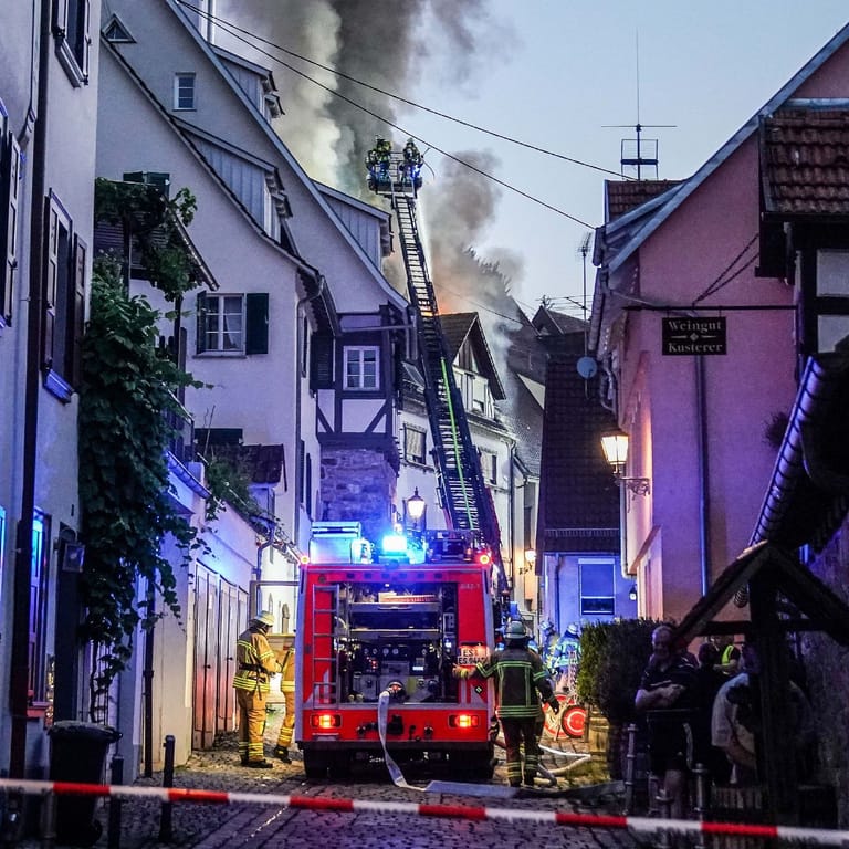 Feuer in der Esslinger Altstadt: Der Dachstuhl eines historischen Gebäudes ist komplett ausgebrannt. Der Schaden geht in die Hunderttausende.