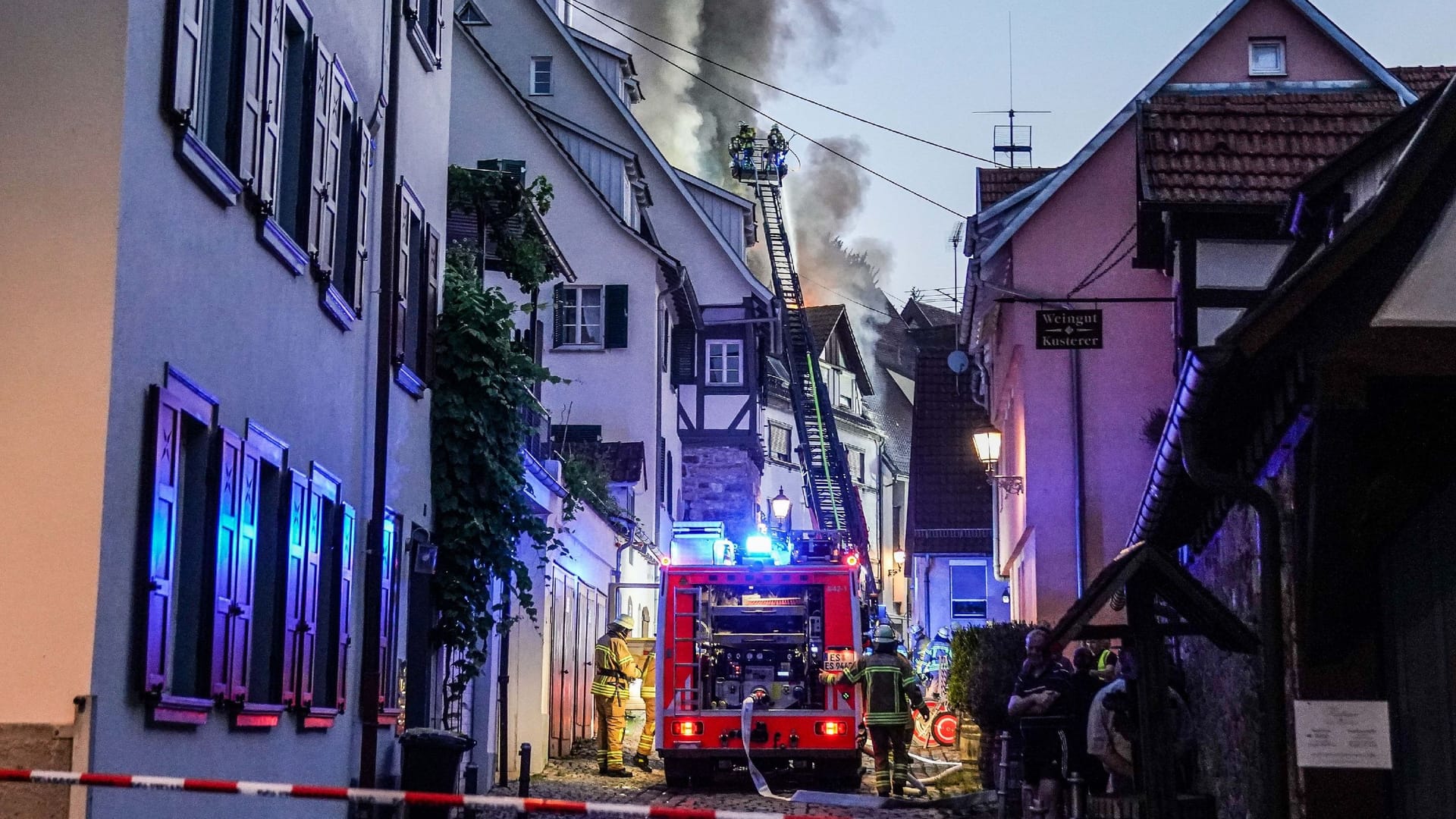 Feuer in der Esslinger Altstadt: Der Dachstuhl eines historischen Gebäudes ist komplett ausgebrannt. Der Schaden geht in die Hunderttausende. Feuer in der Esslinger Altstadt: Der Dachstuhl eines historischen Gebäudes ist komplett ausgebrannt. Der Schaden geht in die Hunderttausende.