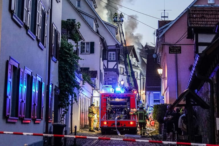 Feuer in der Esslinger Altstadt: Der Dachstuhl eines historischen Gebäudes ist komplett ausgebrannt. Der Schaden geht in die Hunderttausende.