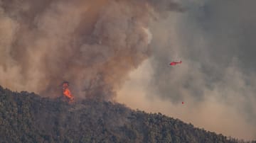 Hubschraubereinsatz bei Waldbrand in Frankreich: Das Innenministerium will zusätzlich 1000 Feuerwehrleute an die Atlantikküste schicken.