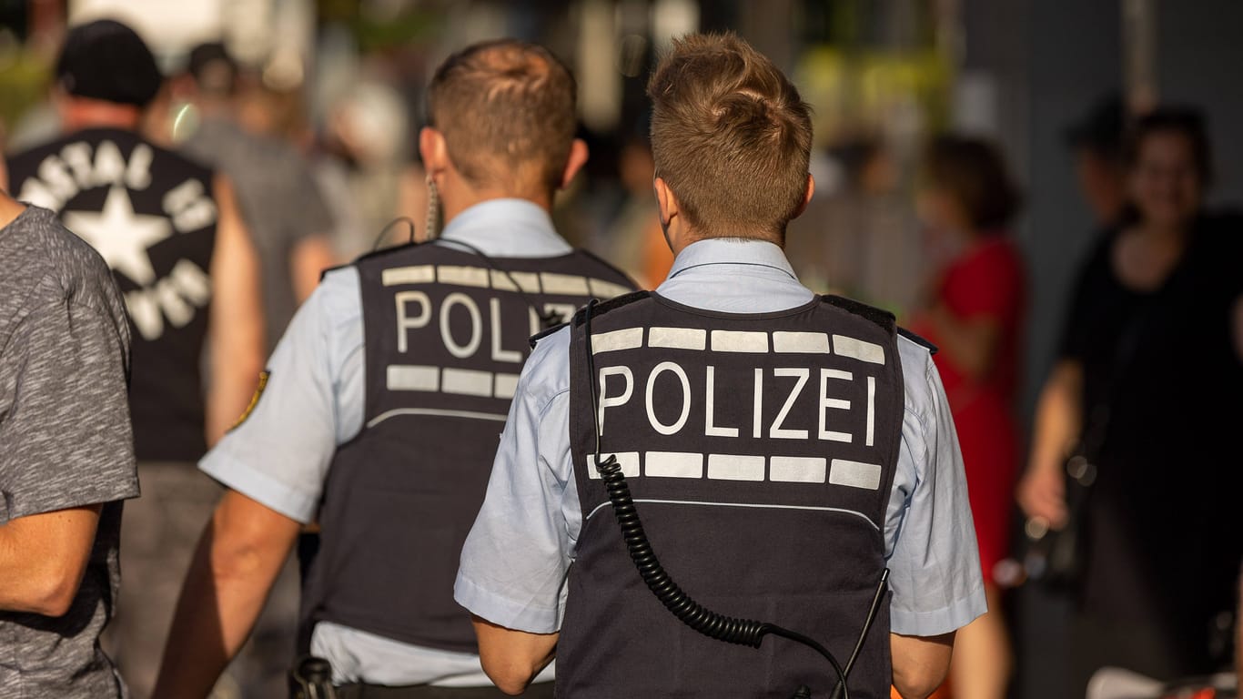 Polizisten auf Streife (Symbolfoto): Die Beamten in Verden suchen Zeugen und Opfer.