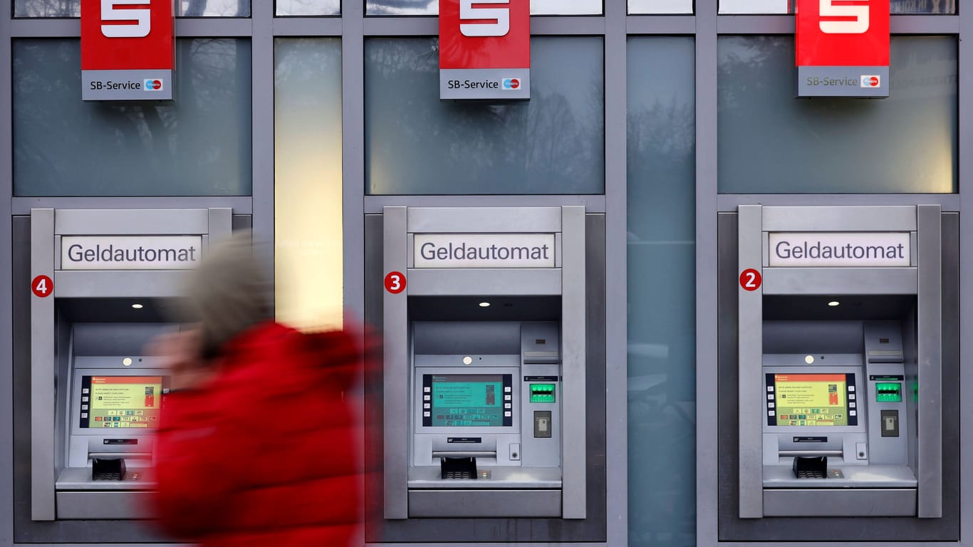 Geldautomaten der Sparkasse (Symbolbild): Ohne Girokonto geht heutzutage nichts mehr.