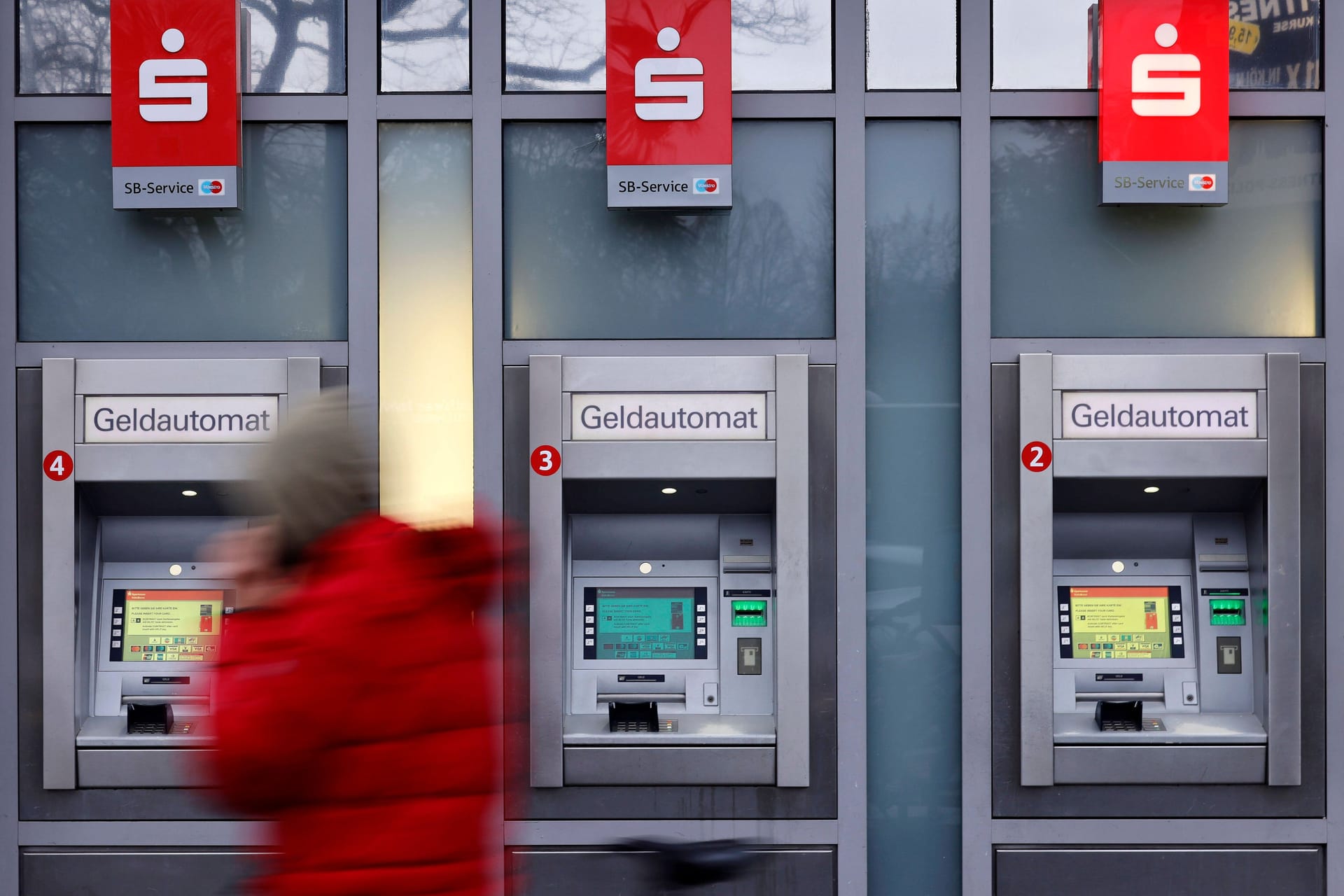 Geldautomaten der Sparkasse (Symbolbild): Ohne Girokonto geht heutzutage nichts mehr.