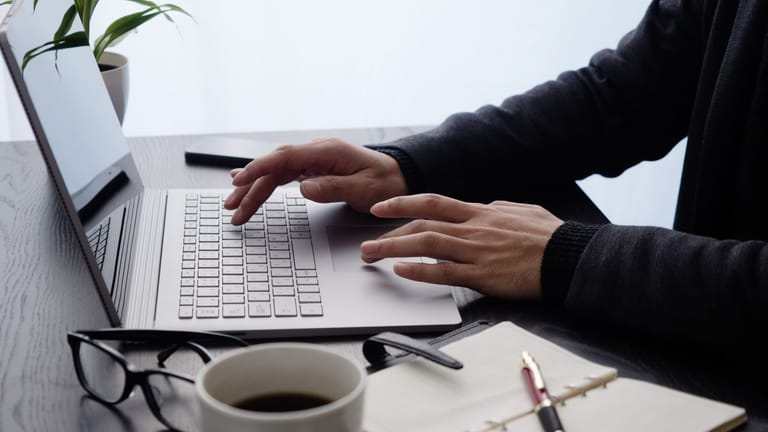 Ein Mann arbeitet am Laptop (Symbolbild): Wer einem Nebenjob nachgeht, muss den Lohn mitunter nach Steuerklasse 6 versteuern.