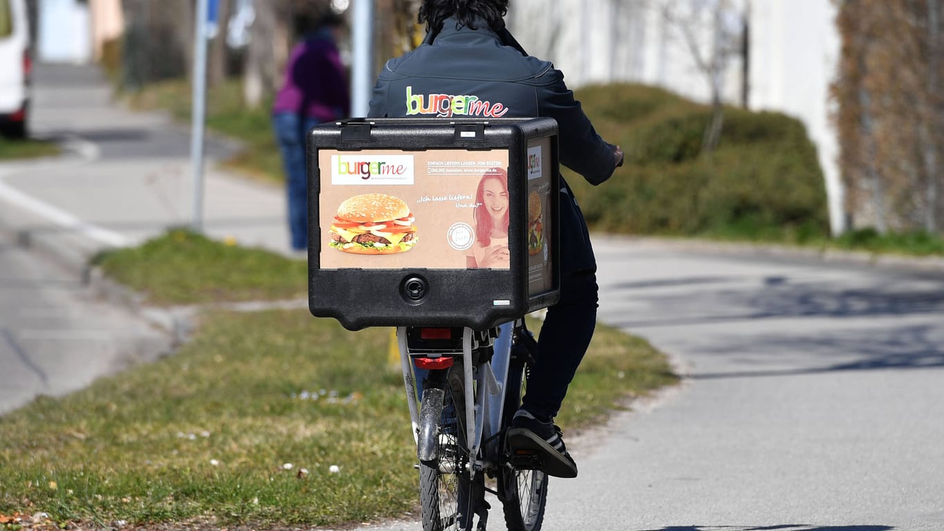 Ein Fahrer von Burgerme auf Dienstfahrt in München (Archivbild): Das Liefer-Unternehmen verspricht, Essen in 25 Minuten zu liefern.