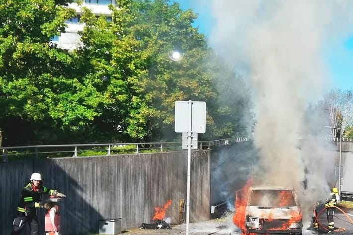 VW-Bus auf dem Petuelring in München: Das Auto brannte komplett aus.