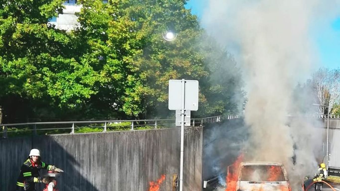VW-Bus auf dem Petuelring in München: Das Auto brannte komplett aus.