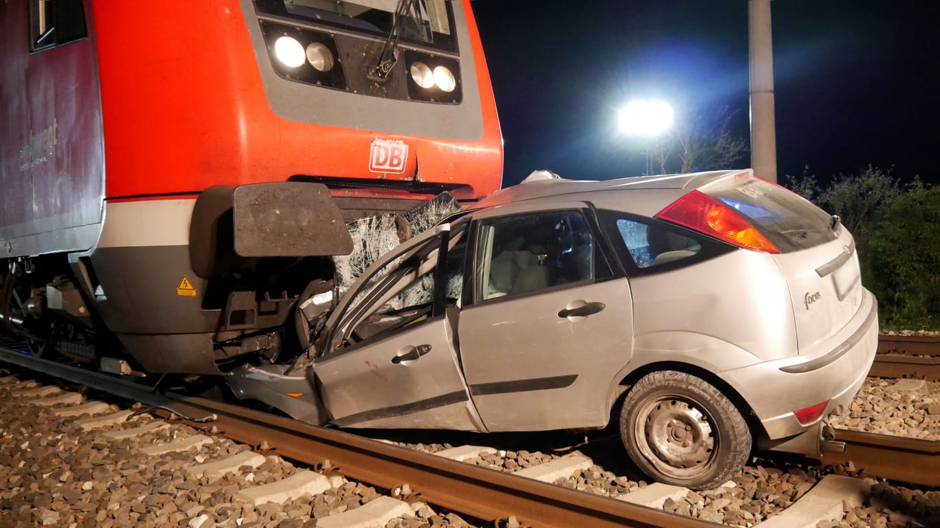 Unfallstelle in Bad Schussenried: Der Fahrer des Wagens saß mit 1,5 Promille am Steuer. Unfallstelle in Bad Schussenried: Der Fahrer des Wagens saß mit 1,5 Promille am Steuer.