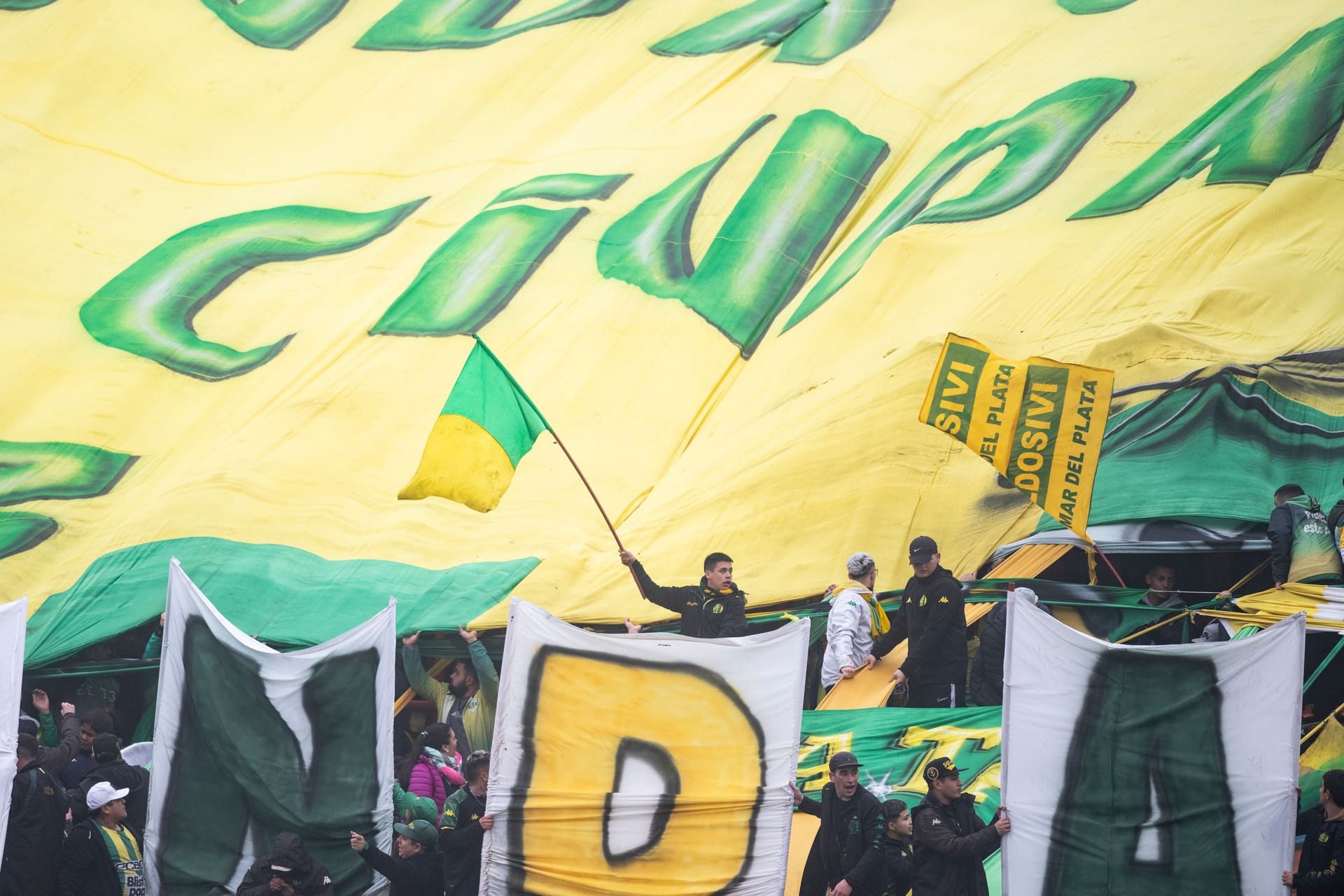 Fans von CA Aldosivi bei einem Ligaspiel: Der Klub kämpft in Argentinien gegen den Abstieg.