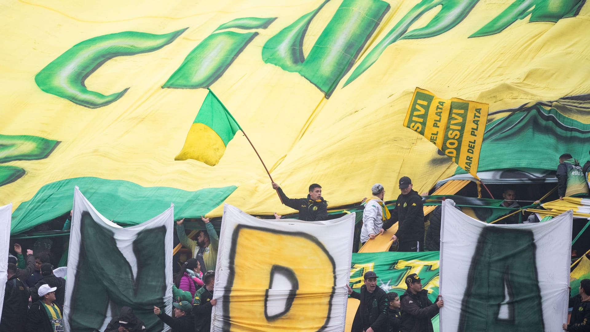 Fans von CA Aldosivi bei einem Ligaspiel: Der Klub kämpft in Argentinien gegen den Abstieg.