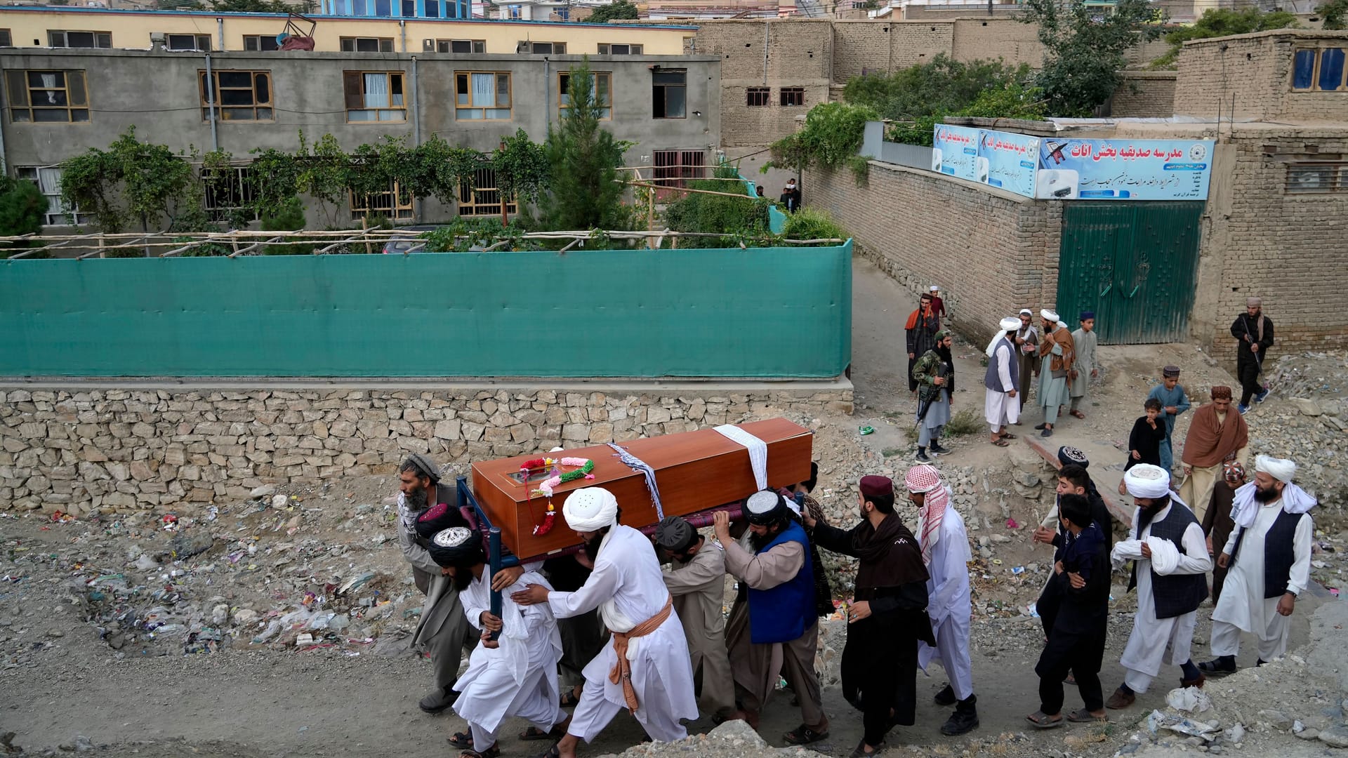 Kabul, Afghanistan: Bei einer Explosion in einer Moschee wurden mindestens 21 Menschen getötet. Kabul, Afghanistan: Bei einer Explosion in einer Moschee wurden mindestens 21 Menschen getötet.