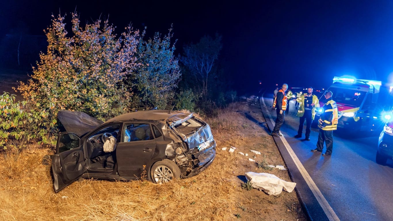 Unfall auf der B43a bei Hanau: Beim Überholen kollidierten ein VW und ein BMW.