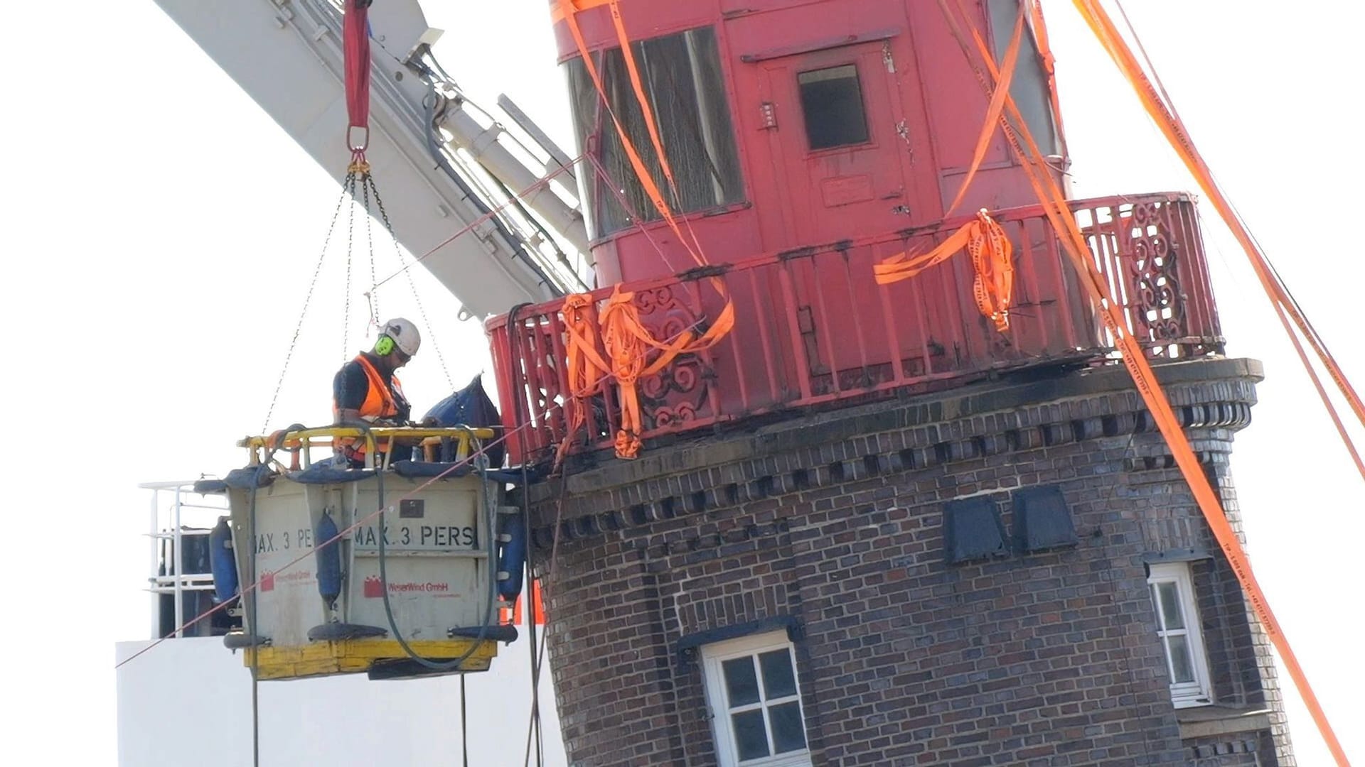 Ein Arbeiter an der Kuppel des schiefen Leuchtturms auf der Mole in Bremerhaven. Ein Arbeiter an der Kuppel des schiefen Leuchtturms auf der Mole in Bremerhaven.