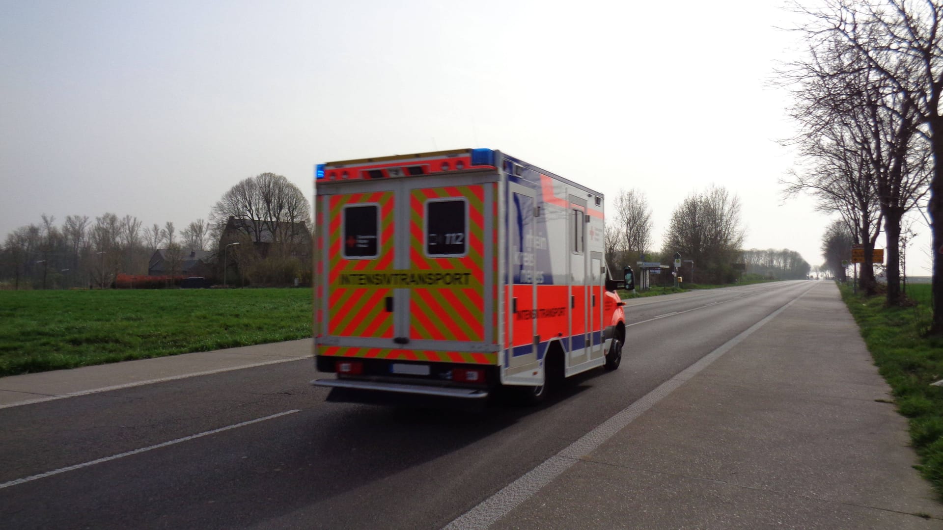 Ein Rettungswagen im Einsatz (Symbolbild): Die Autofahrerin erlitt einen Schock. Ein Rettungswagen im Einsatz (Symbolbild): Die Autofahrerin erlitt einen Schock.