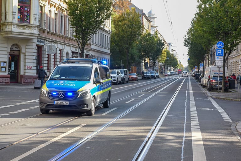 Ein Polizeiwagen fährt mit Blaulicht über die Eisenbahnstraße (Archiv): Sie ein Kriminalitätshotspot in Leipzig.