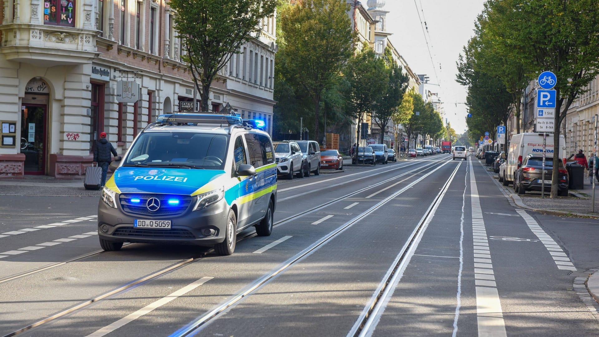 Ein Polizeiwagen fährt mit Blaulicht über die Eisenbahnstraße (Archiv): Sie ein Kriminalitätshotspot in Leipzig.