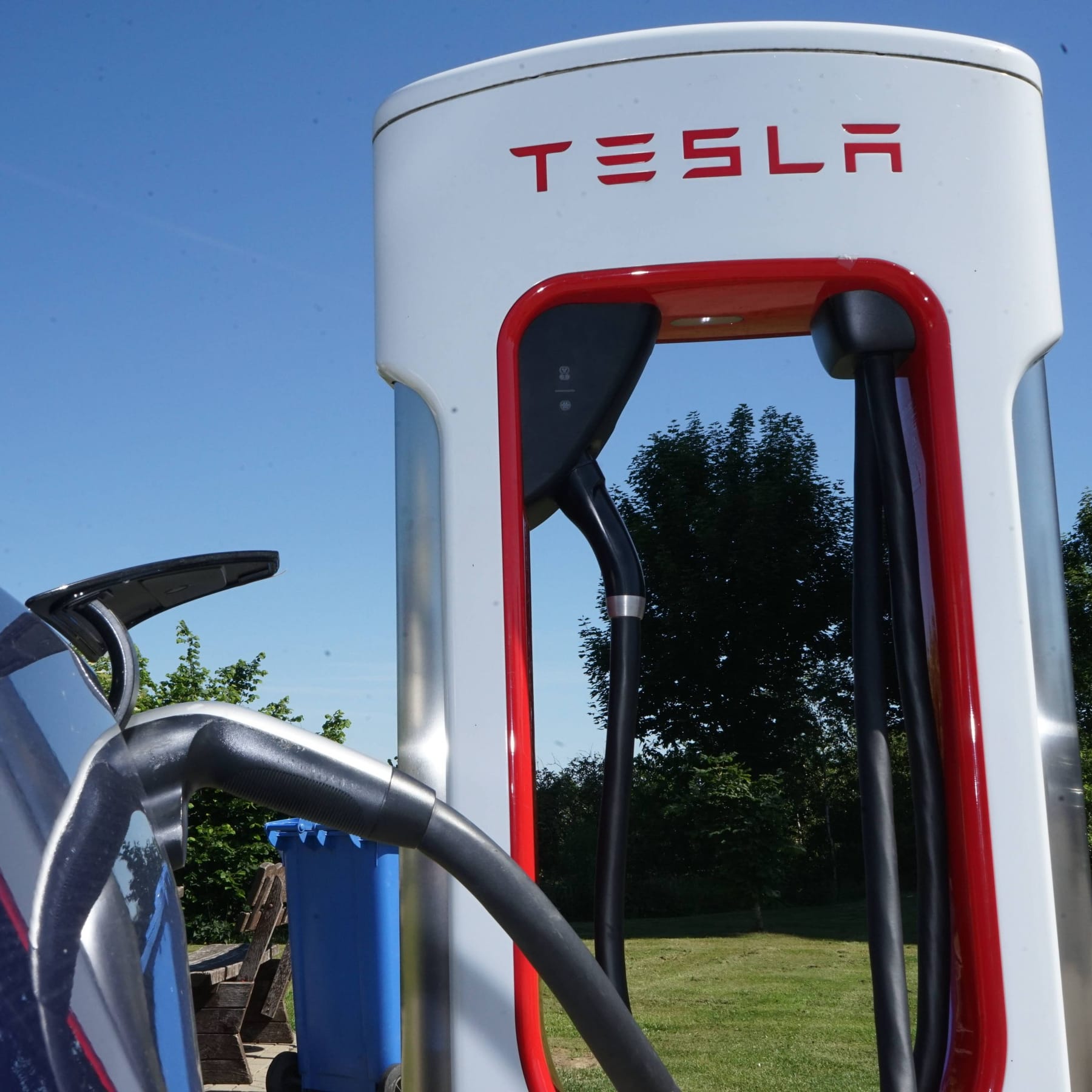 Fahrer verklagt Tesla wegen Ladestationen – das ist der Grund