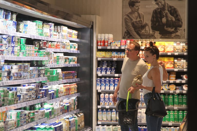 Kunden in einem Supermarkt (Symbolbild): Die Inflation treibt die Lebenskosten in Deutschland in die Höhe.