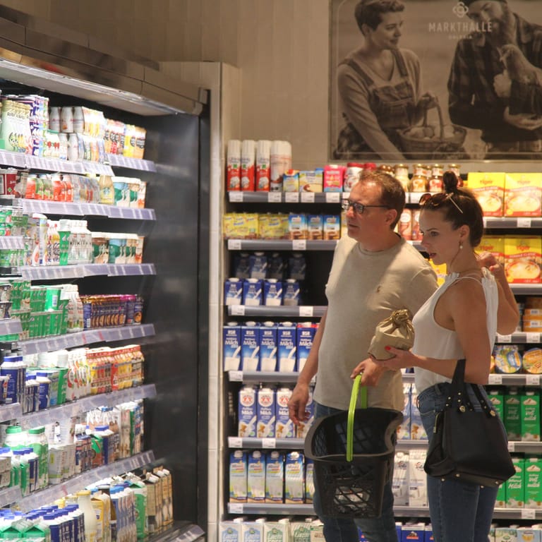 Kunden in einem Supermarkt (Symbolbild): Die Inflation treibt die Lebenskosten in Deutschland in die Höhe.