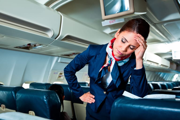 Genervte Stewardess: Bestimmte Verhaltensweisen bringen Flugbegleiter wirklich zur Verzweiflung.