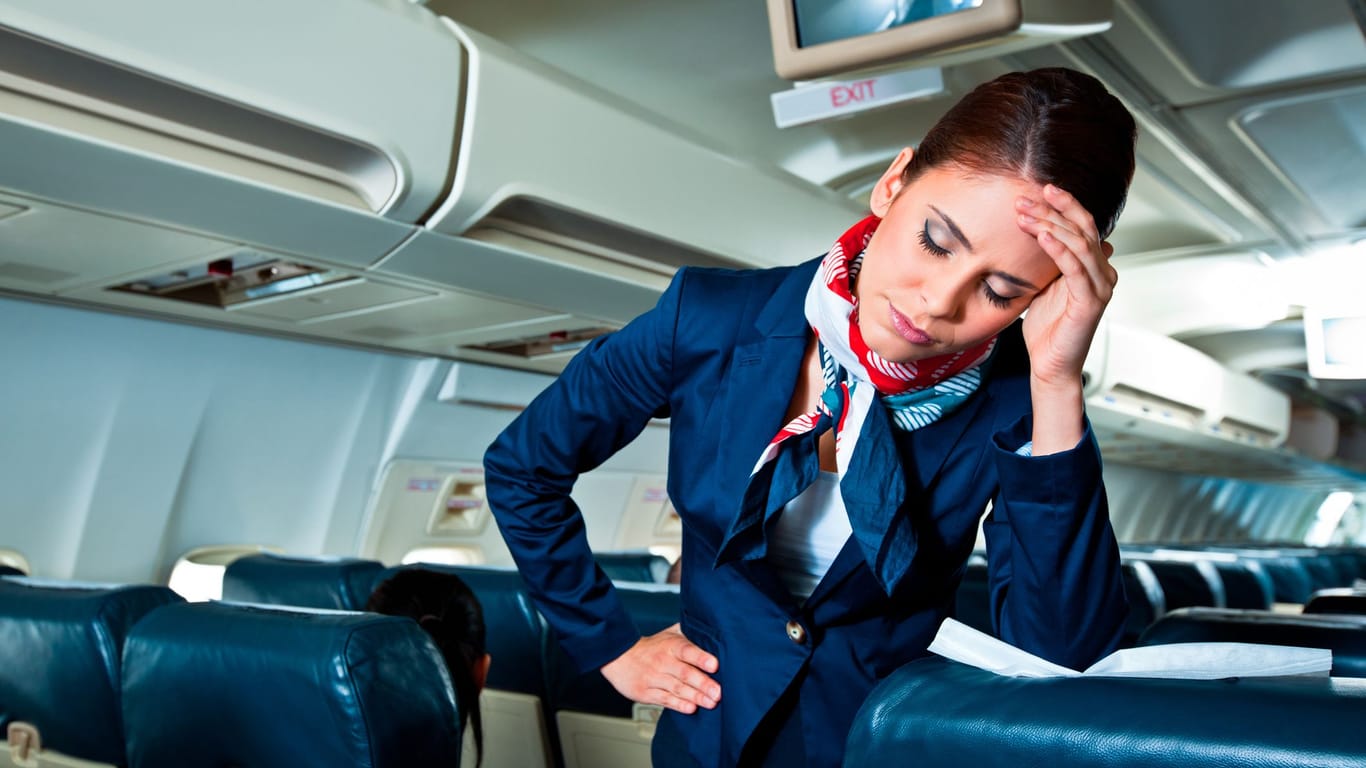 Genervte Stewardess: Bestimmte Verhaltensweisen bringen Flugbegleiter wirklich zur Verzweiflung.