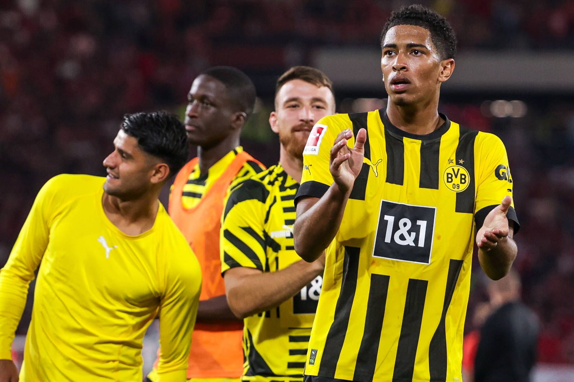 Jude Bellingham applaudiert den Fans: Der Leistungsträger des BVB kann mit dem Saisonstart zufrieden sein.