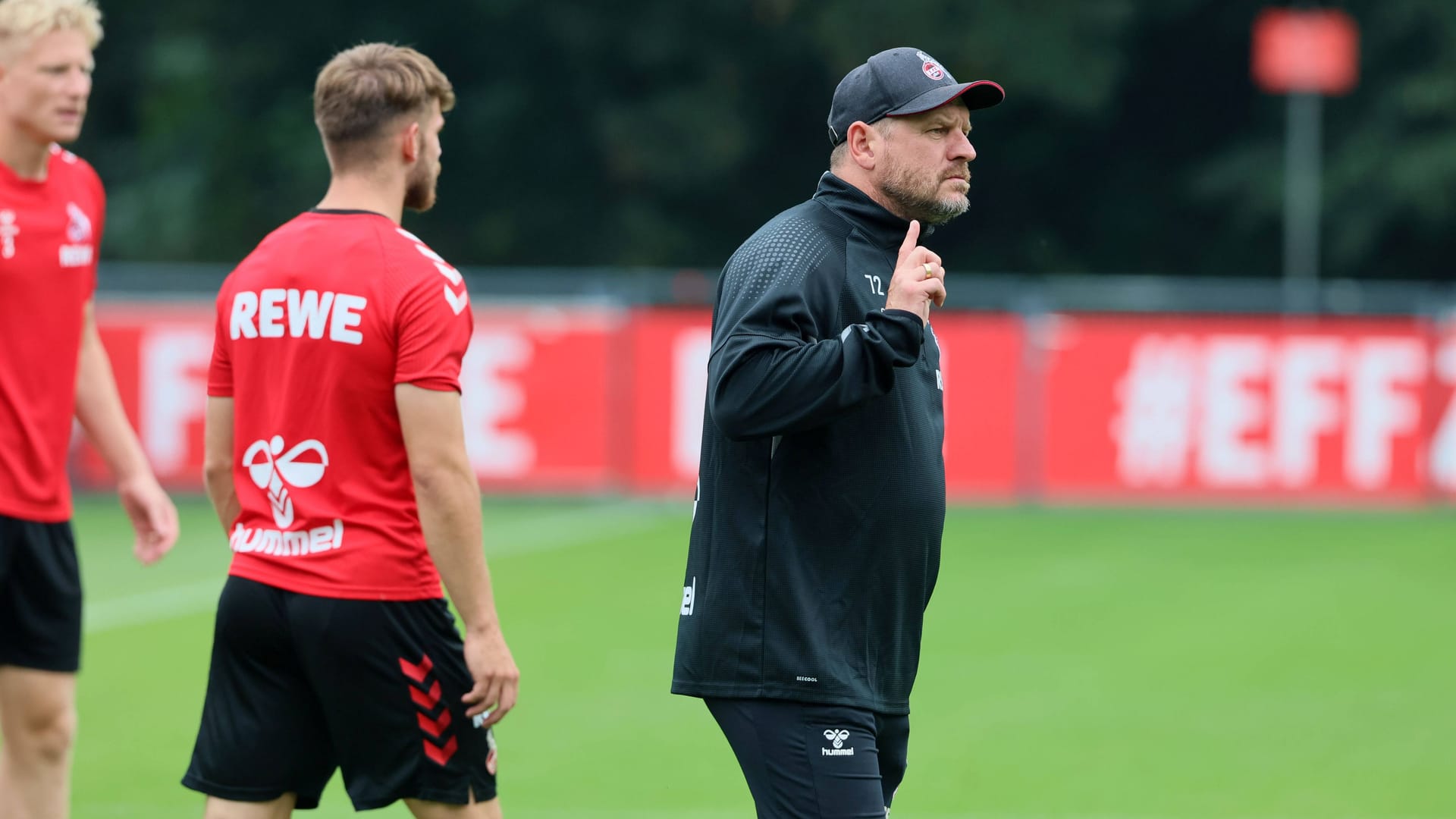 Steffen Baumgart beim Training: Der Coach trägt ein Geheimnis mit sich herum.