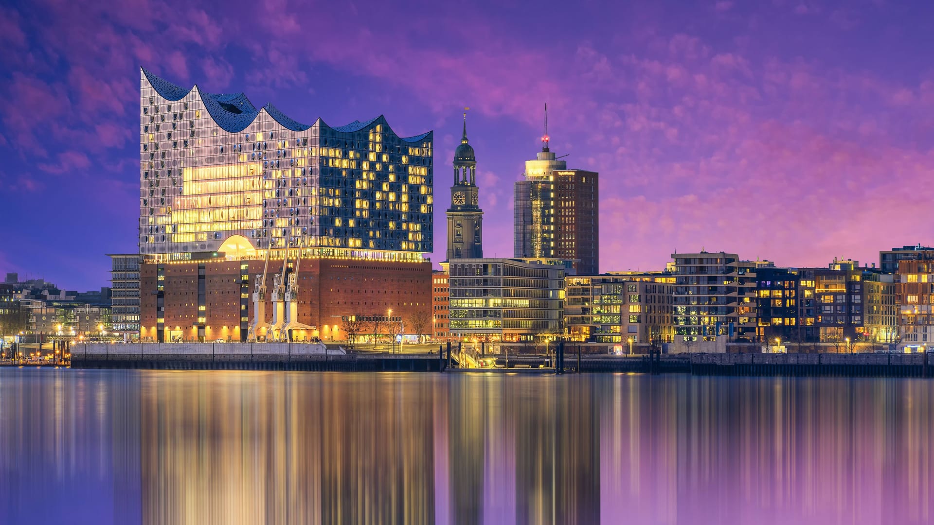 Die beleuchtete Elbphilharmonie in der Speicherstadt (Archivbild).