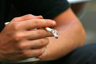 Rauchen: Im Laufe der Corona-Pandemie haben offenbar mehr Menschen angefangen zu rauchen.